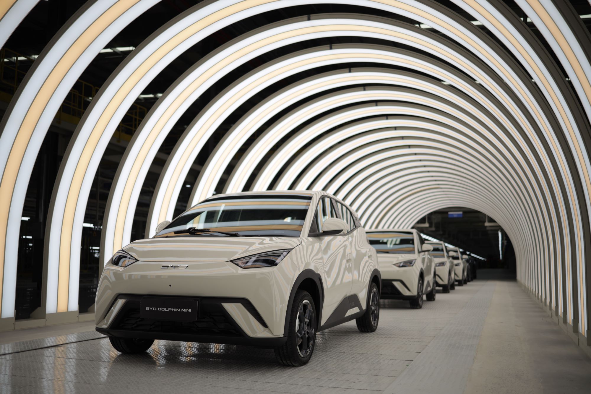 BYD abre as portas da sua fábrica na Bahia e mostra o Dolphin Mini brasileiro