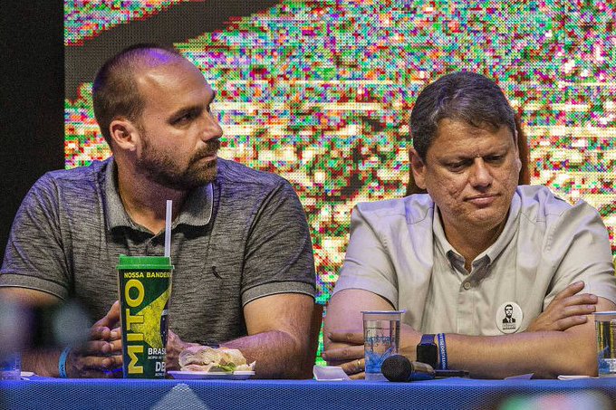 Rivais no tarifaço, Tarcísio e Eduardo são 2ª opção entre bolsonaristas, atrás de Michelle, diz Quaest