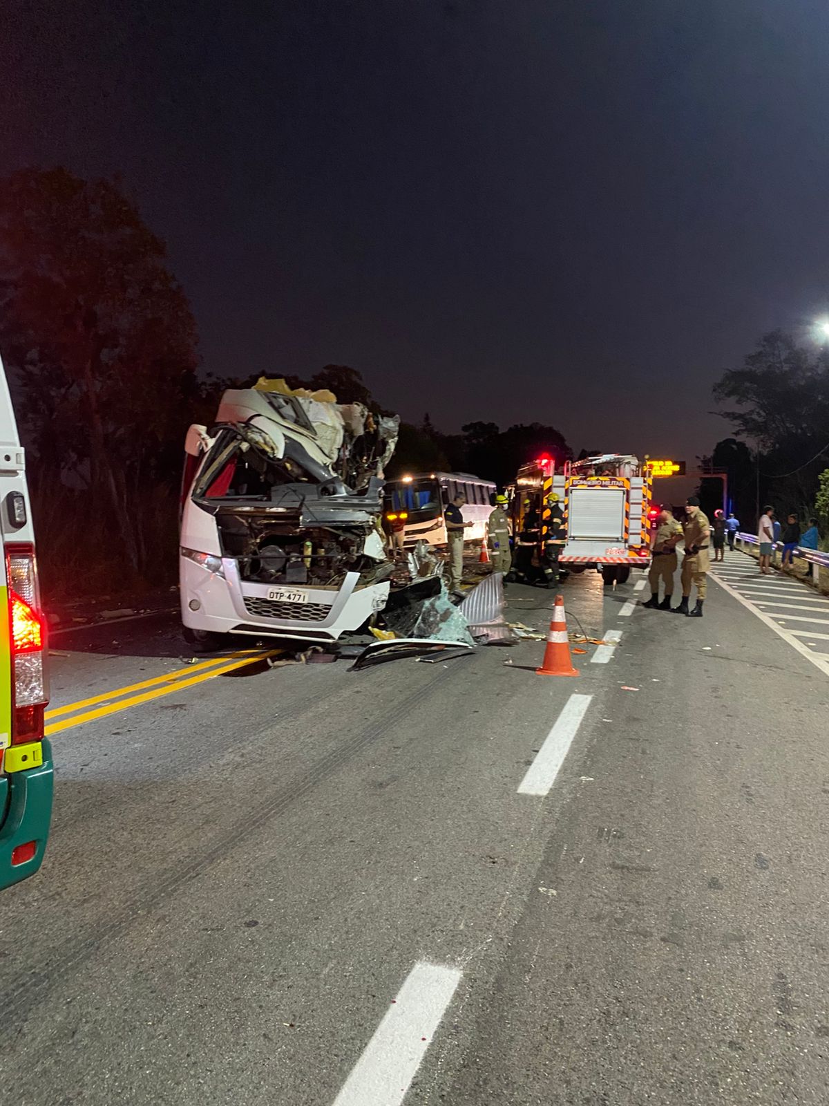 Batida entre caminhão, microônibus e ônibus deixa mortos e feridos em Porangatu