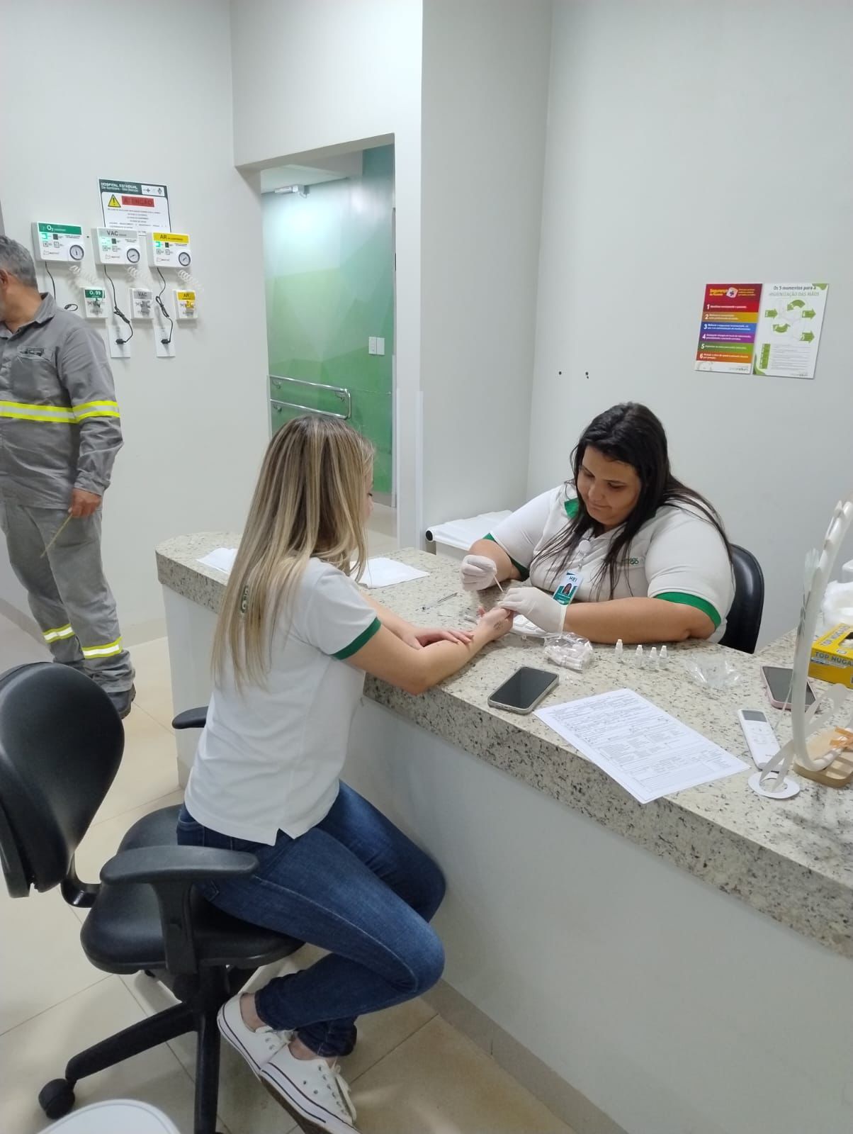 Ação de prevenção no HEI oferece testes rápidos aos colaboradores