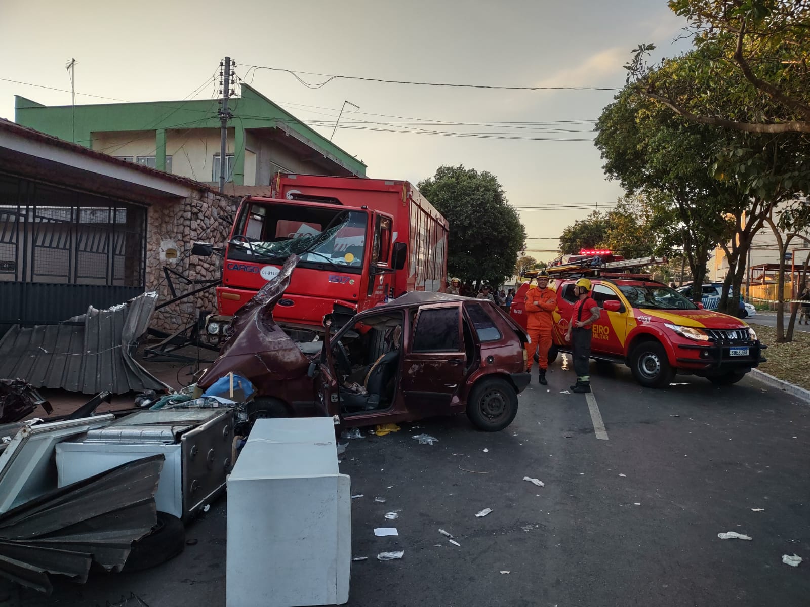 Colisão entre caminhão e carro termina com uma morte e vários feridos