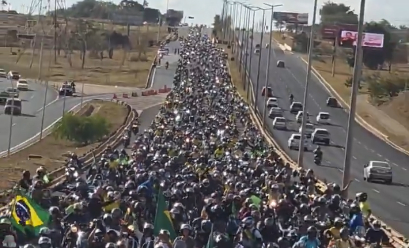 Bolsonaro participa de motociata em Brasília sem discurso e sob restrições impostas pelo STF