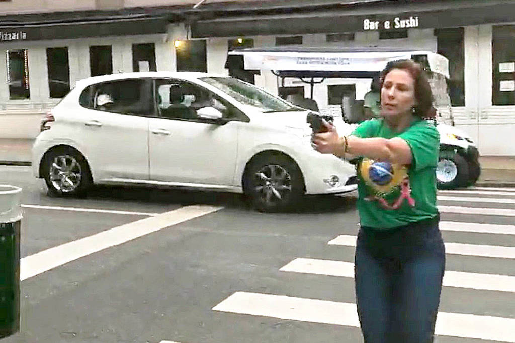 Toc, toc, toc: Carla Zambelli é presa na Itália