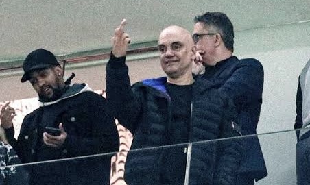 Alexandre de Moraes vai a jogo do Corinthians e é flagrado mostrando dedo do meio