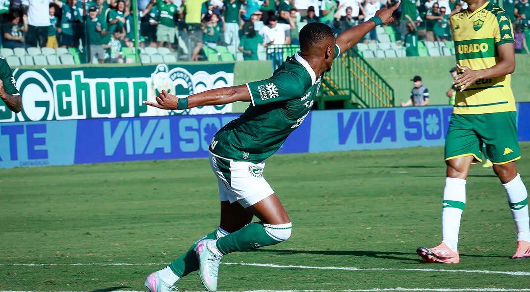 Com show de Jajá e visão de Tadeu, Goiás vence Cuiabá e segura ponta da Série B