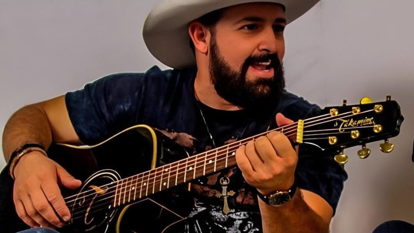 Cantor sertanejo é morto a tiros em imobiliária em Santa Catarina