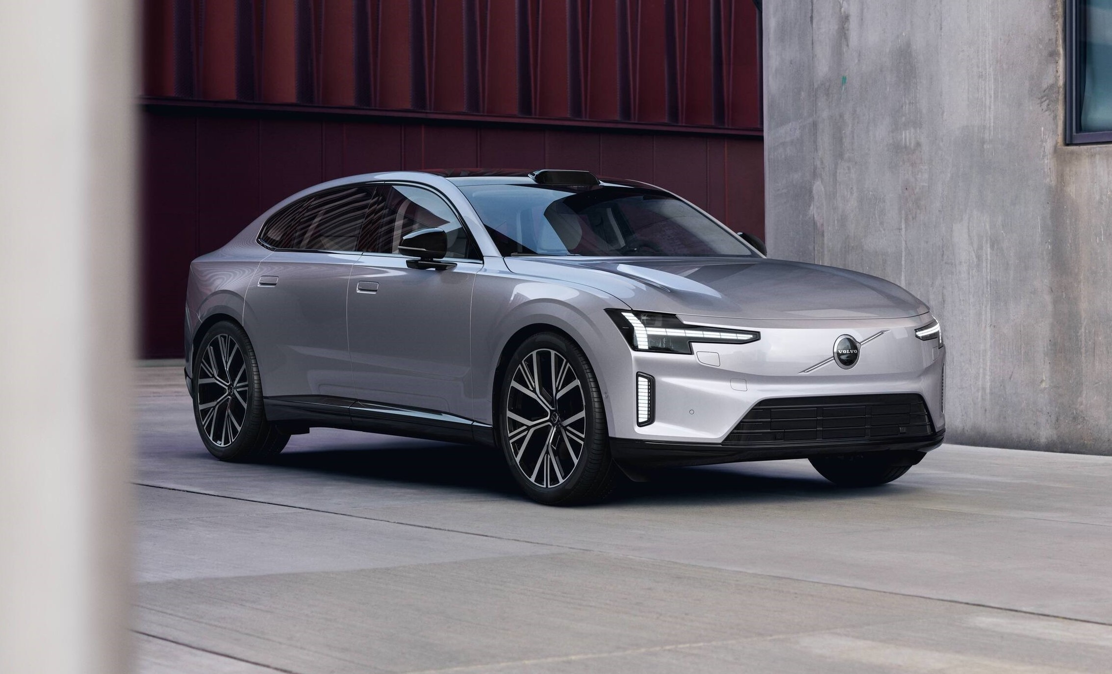 Novo Volvo ES90, primeiro sedan totalmente elétrico da marca, foca na sustentabilidade
