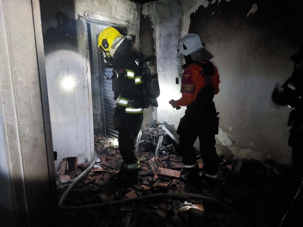 Casa é destruída por incêndio