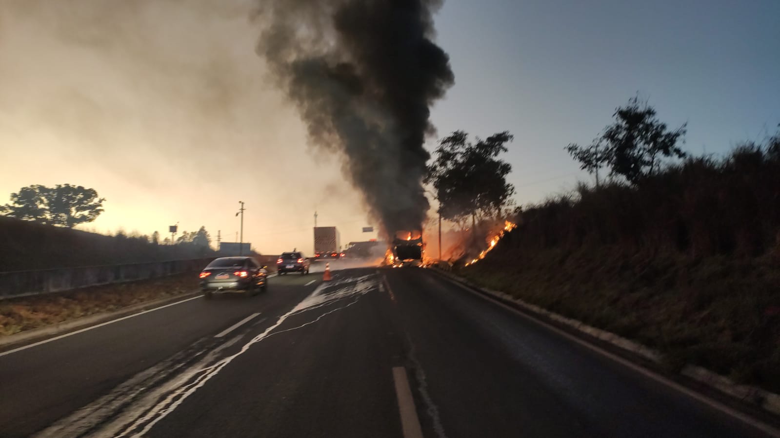 Ônibus pega fogo após pane na BR-060, em Abadia de Goiás