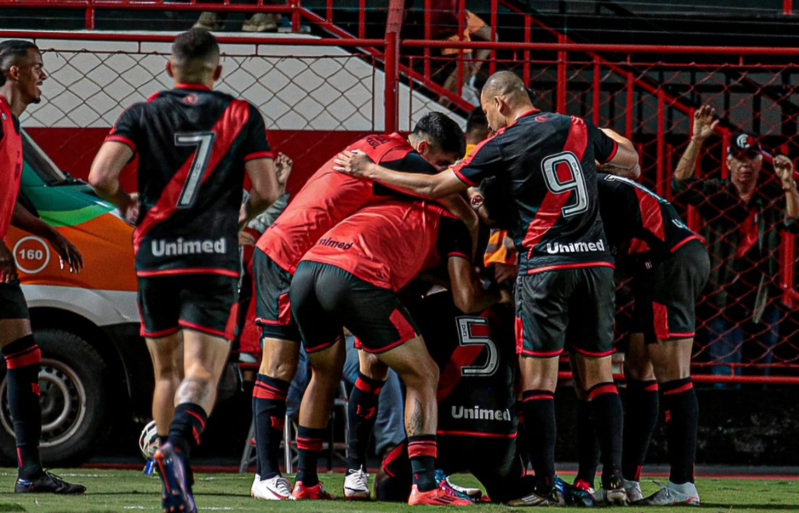 Atlético-GO leva gol no início, reage e vira sobre CRB para aliviar pressão na Série B
