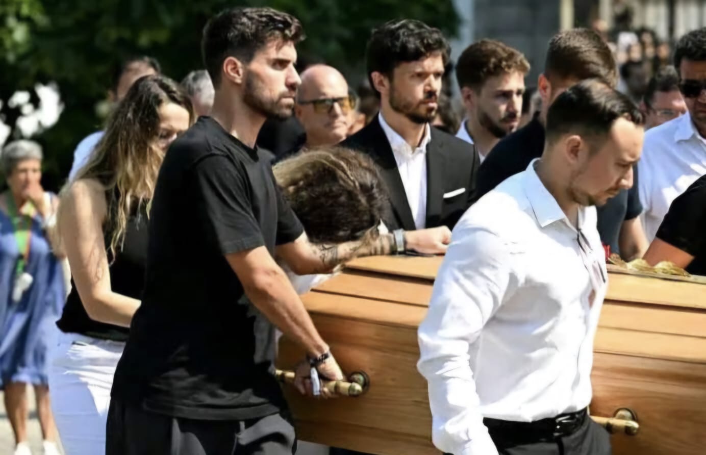 Flores, aplausos e comoção marcam despedida de Diogo Jota e André Silva na igreja matriz de Gondomar, em Portugal