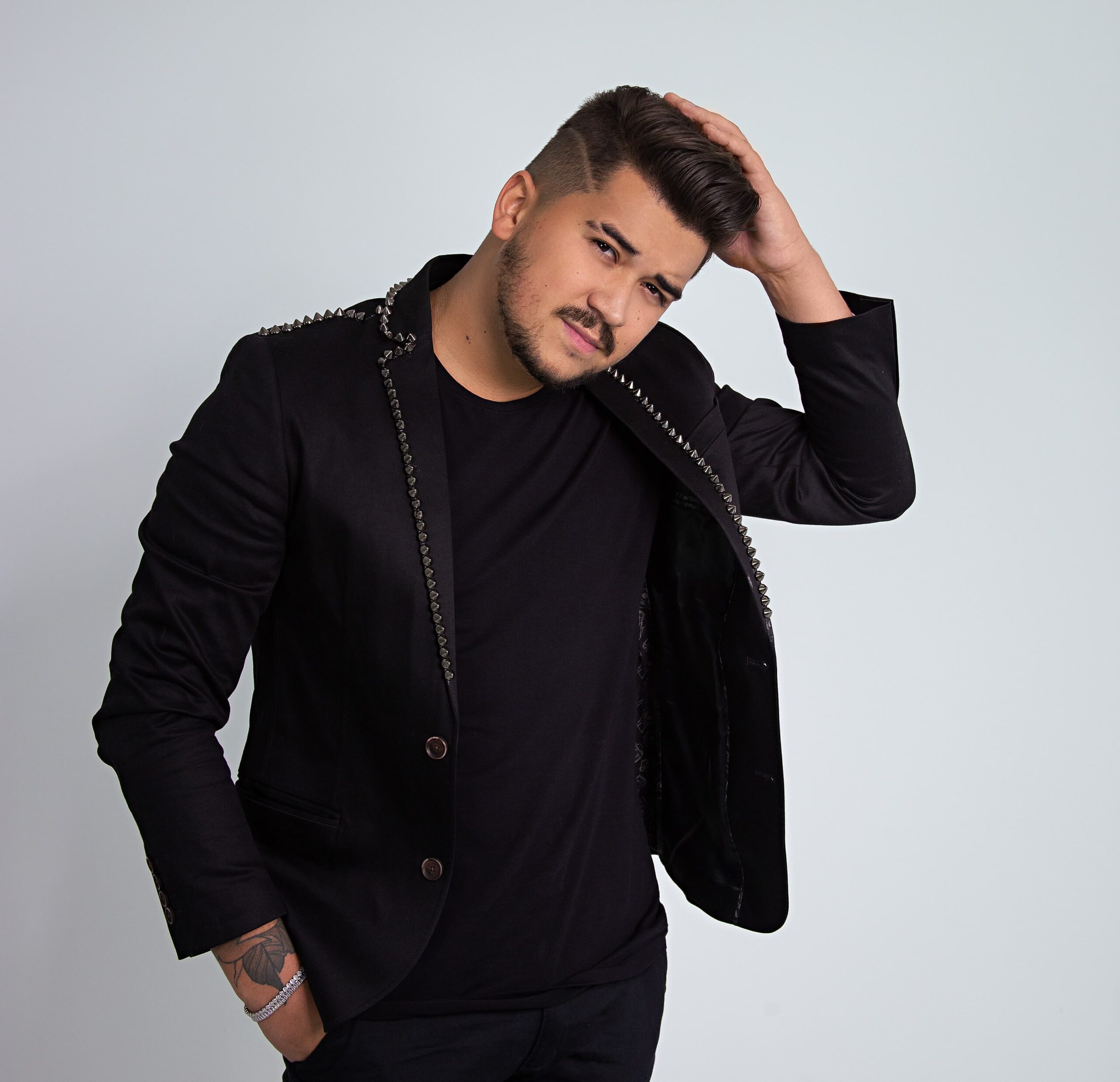 Cantor Gutto Soares comemora crescimento de visualizações no YouTube