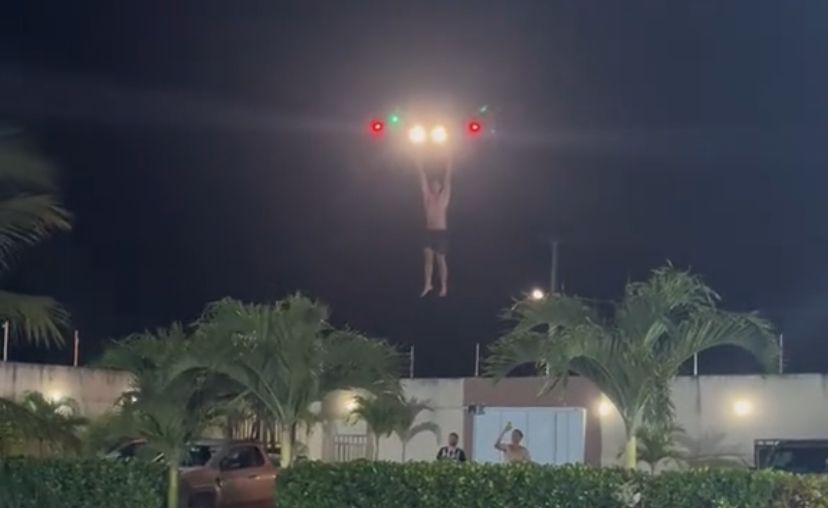 Rapaz se lança em piscina após voar pendurado em drone em manobra radical