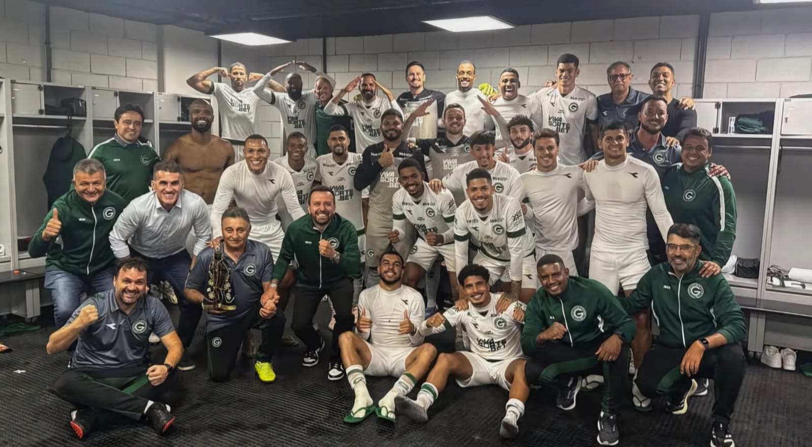Goiás vence Athletico-PR fora de casa e iguala pontuação do líder Coritiba na Série B; Tadeu celebra jogo 350