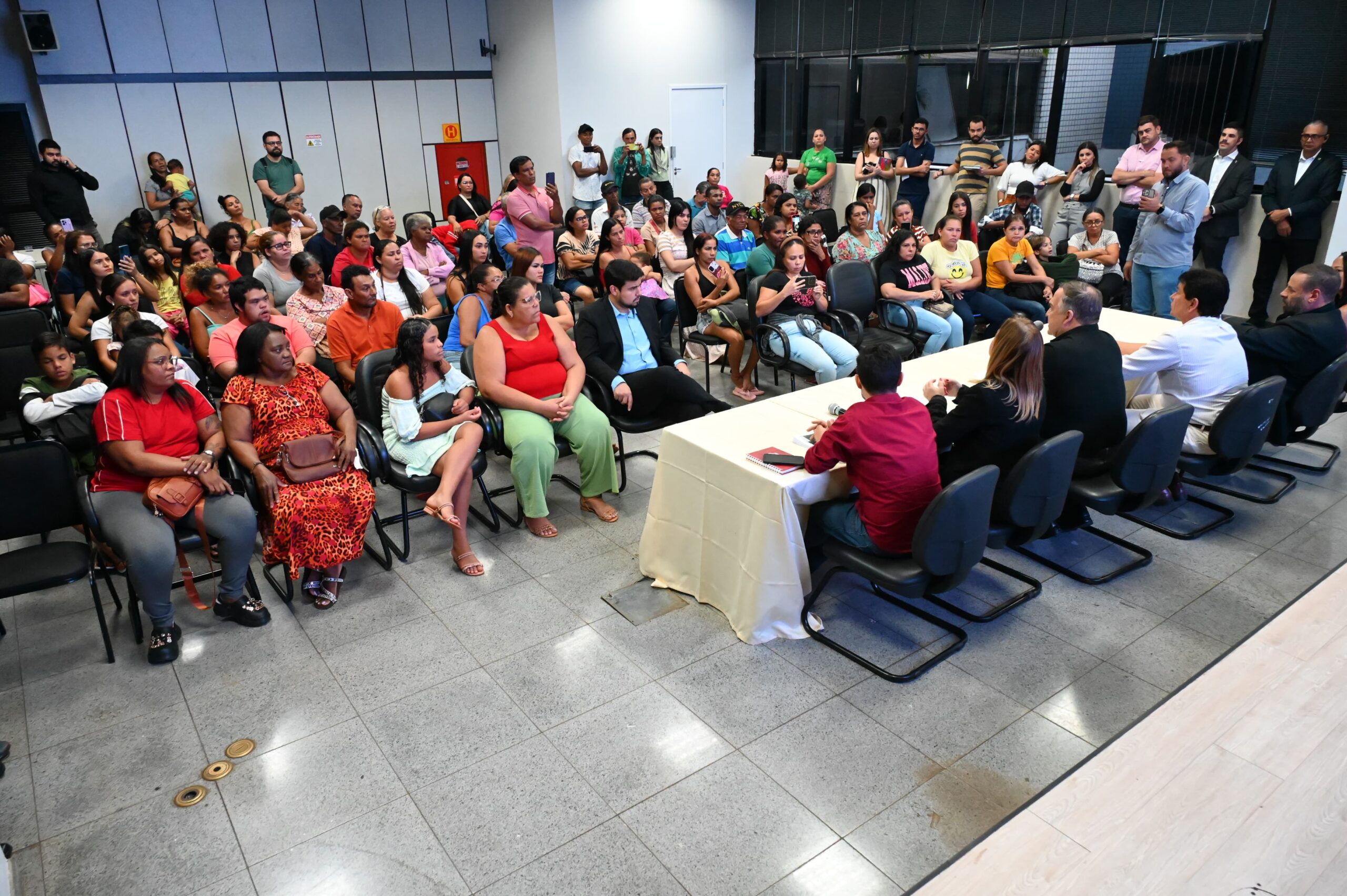 Mabel realiza audiência pública com moradores da ocupação Estrela Dalva