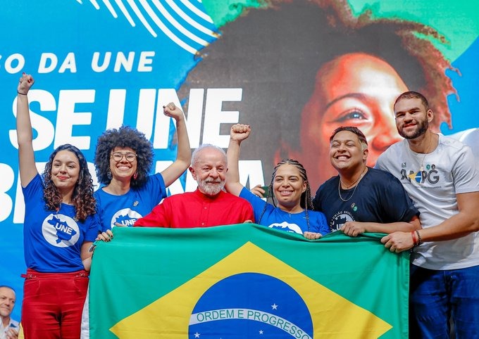 Em Goiânia, Lula ataca elites, diz que esquerda precisa melhorar discurso e presta homenagem a estudantes mortos