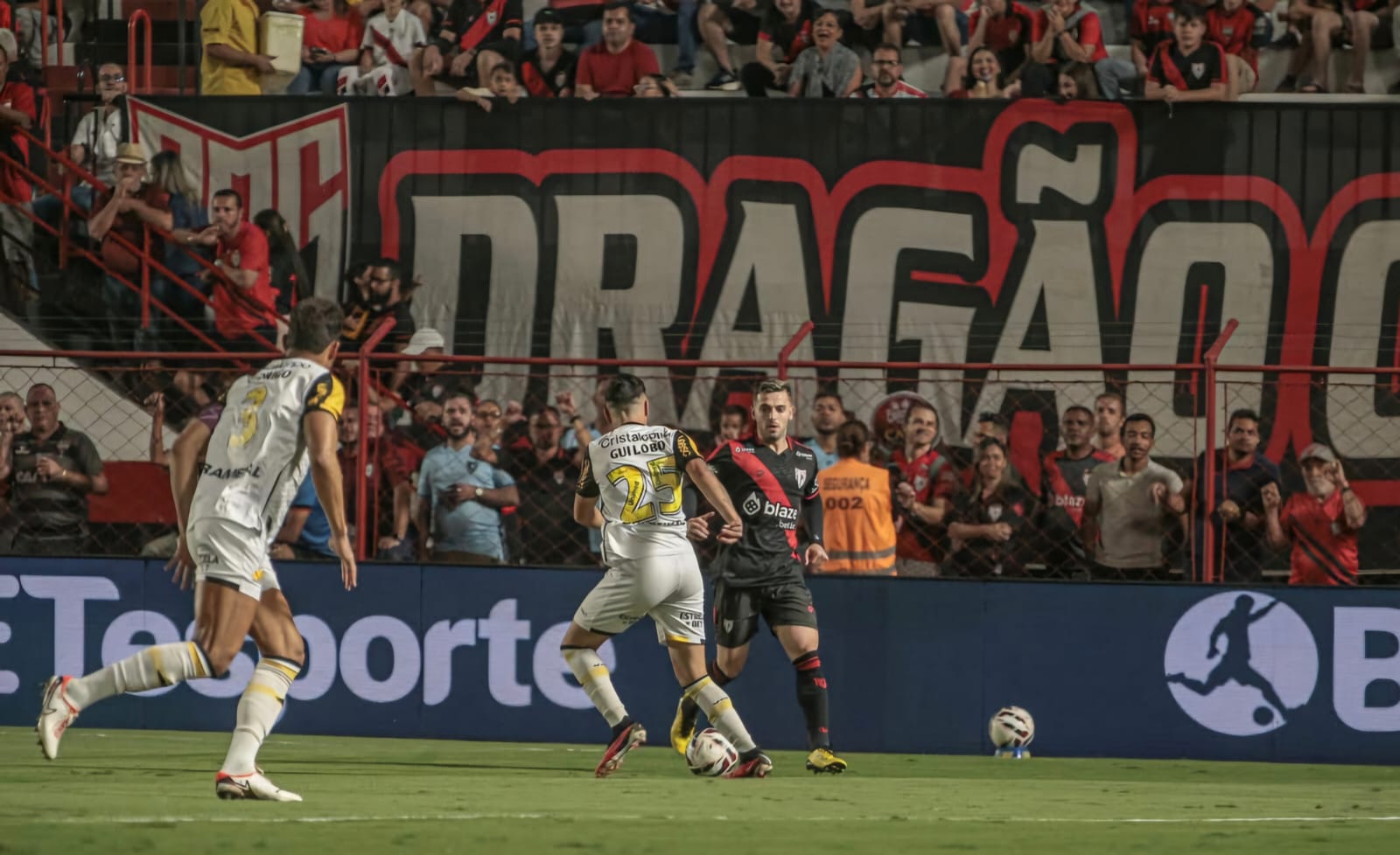 Atlético-GO perde em casa para Criciúma e fica fora do G-10 na Série B
