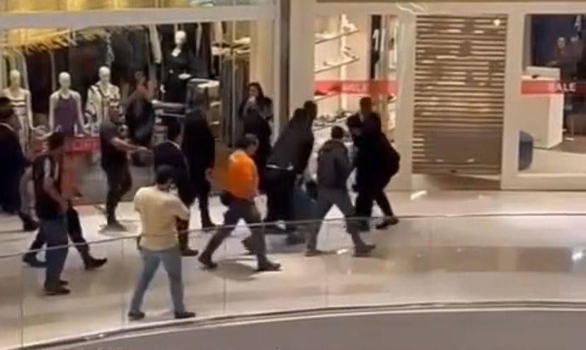 Vídeo mostra o momento em que seguranças do shopping contêm o suspeito: Ele resistiu à abordagem