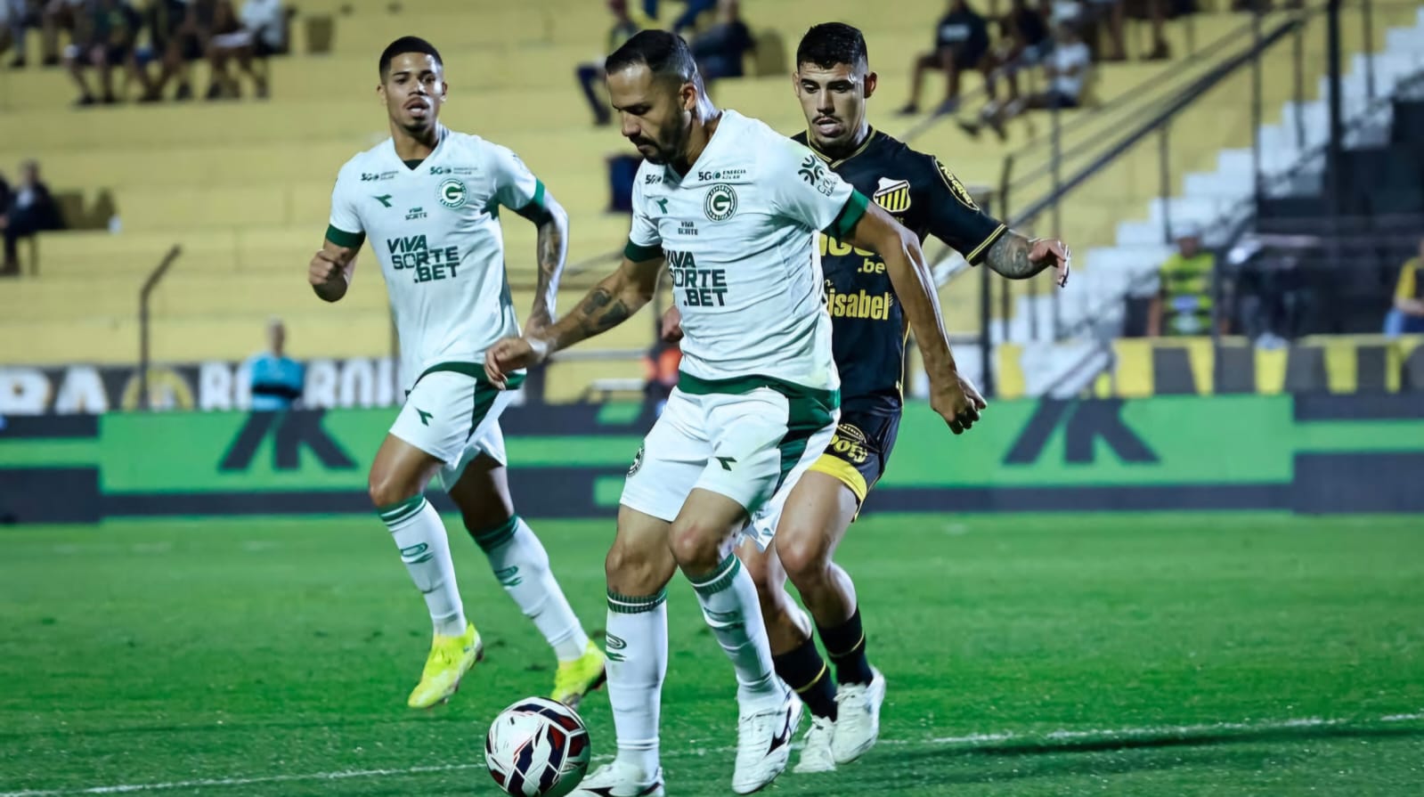 Goiás cai diante do Novorizontino em pênalti decisivo e vê liderança da Série B ameaçada