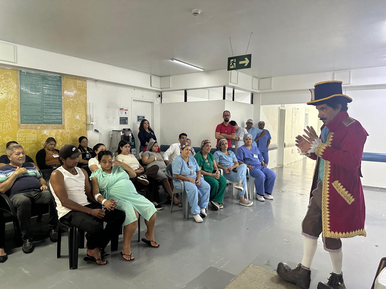 Zé do Conto leva histórias e sorrisos ao Hospital Estadual da Mulher