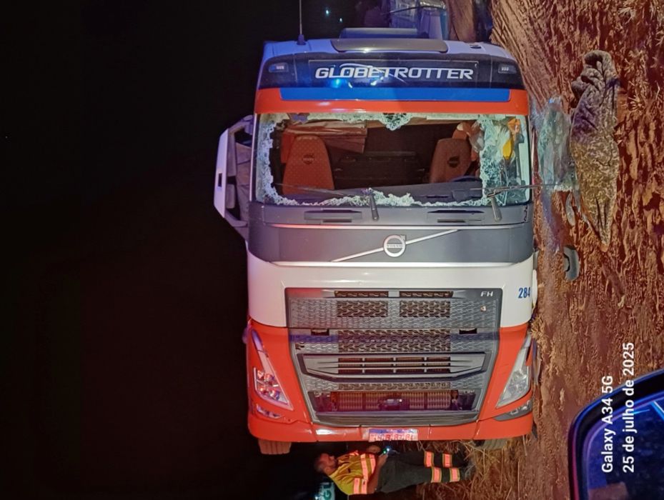 Caminhoneiro tomba caminhão ao tentar fugir da PRF, em Campinorte