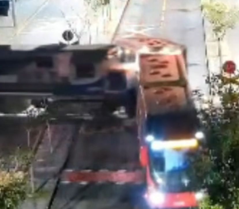 Imagens inéditas revelam momento exato de colisão entre ônibus e trem em Curitiba