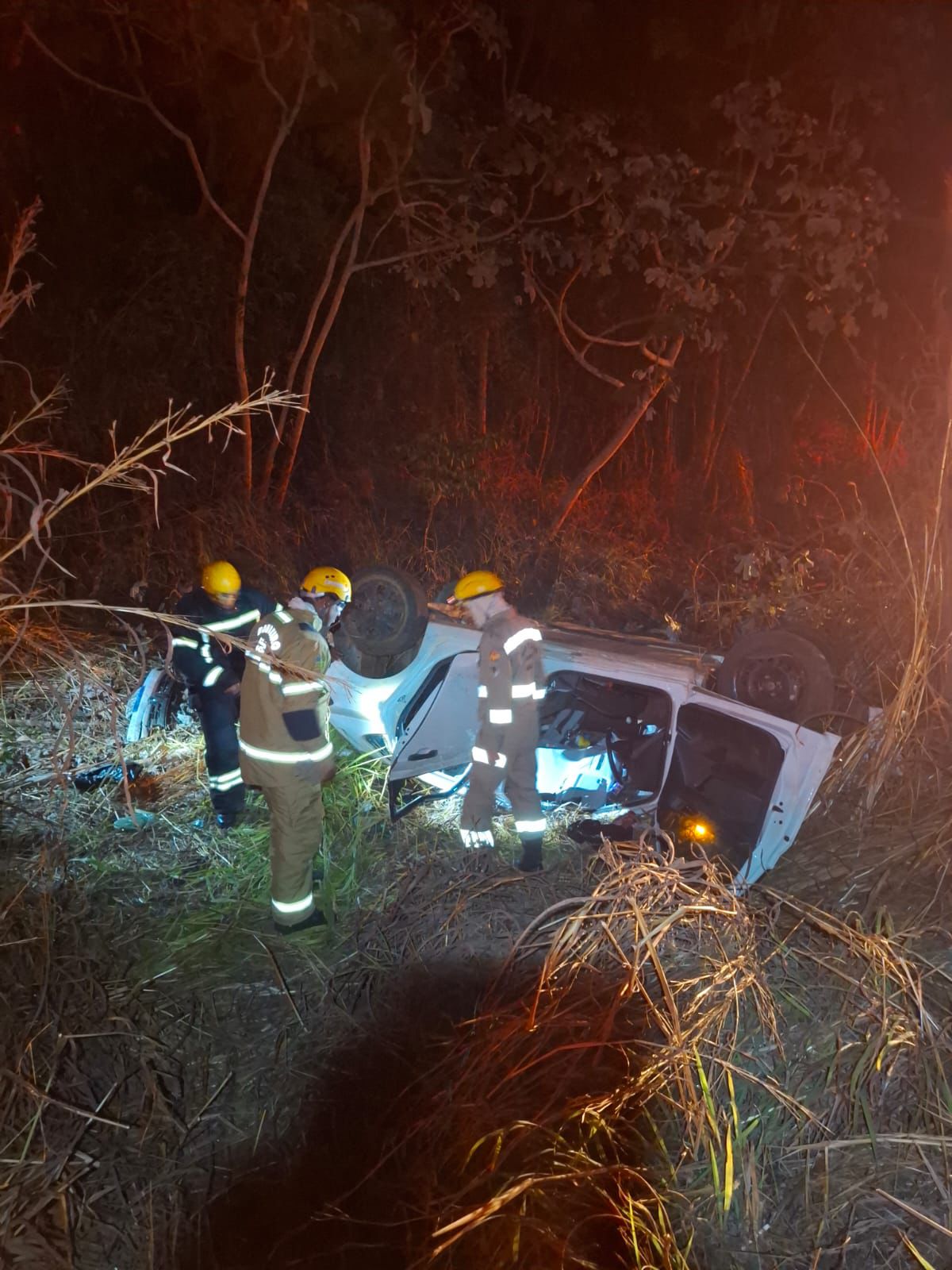 Motorista fica em estado grave após capotar carro na GO-237