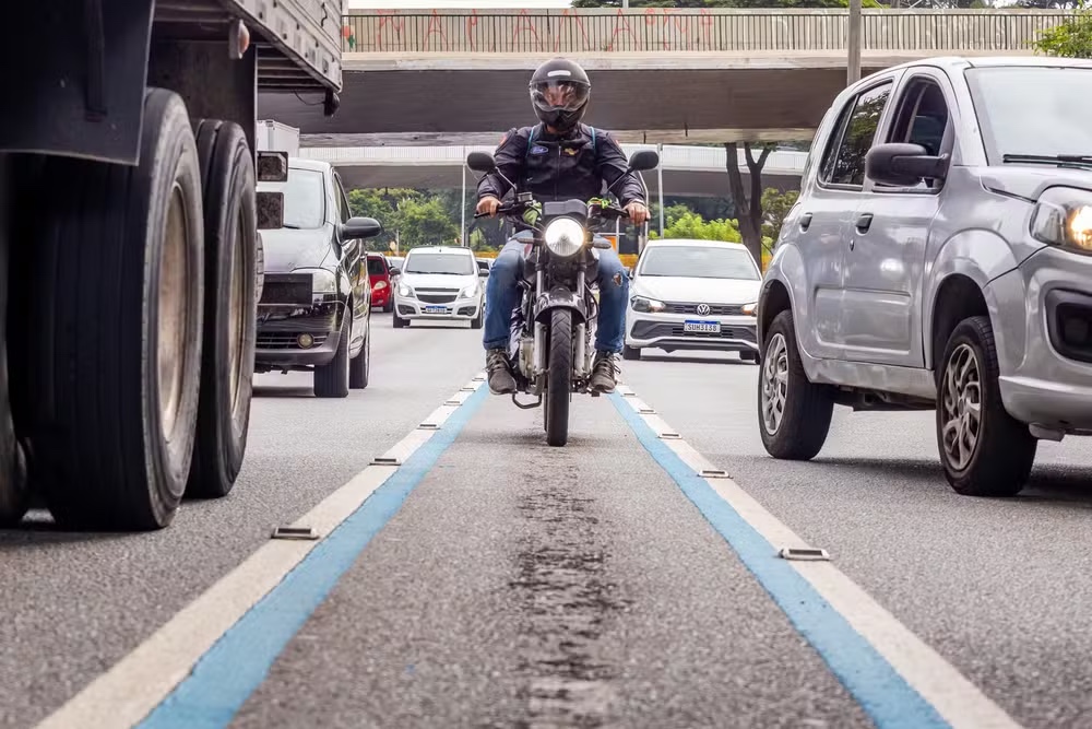 Faixa azul para motos em SP reduz mortes em 47% e pode virar lei nacional