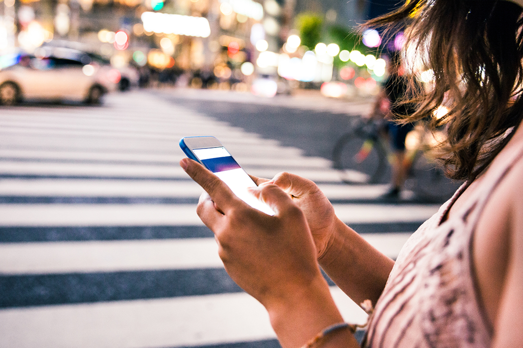 Roubos de celular caem no Brasil, mas ainda dominam dias úteis; furtos disparam nos finais de semana