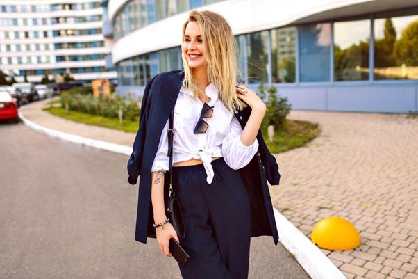 Confira 7 peças-chave para combinar roupas femininas rapidamente sem perder o charme