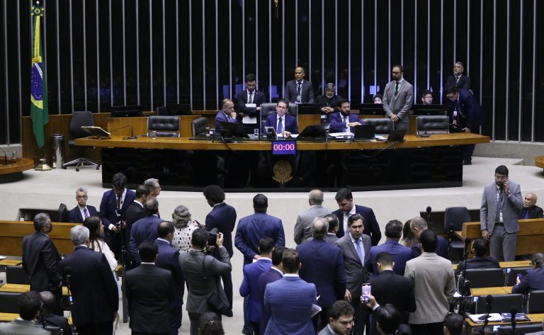 Câmara aprova flexibilização do licenciamento ambiental; governo Lula omite-se e disputa deve chegar ao STF