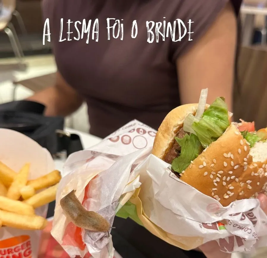 As imagens mostram o animal entre os ingredientes do sanduíche