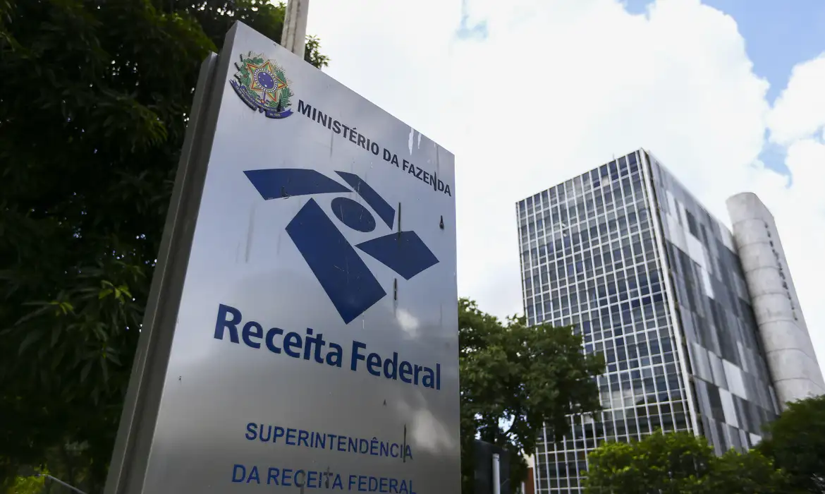 A proposta segue para votação em plenário em agosto. Lira alertou que o processo será mais complexo, com possibilidade de emendas e destaques