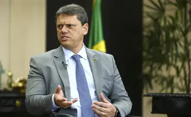 Tarcísio evitou citar diretamente o STF ou o TSE, mas fez menção clara aos processos contra Bolsonaro