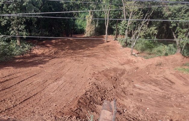 Prefeitura de Goiânia constrói barragem de pedras para conter erosão na Vila Mauá