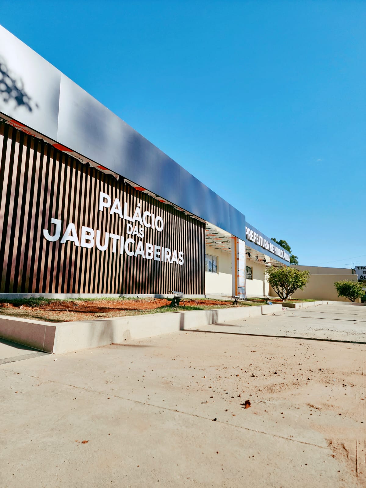 Sede da Prefeitura de Hidrolândia, construída em 1981, ganha nova fachada  com a marca histórica  com identidade e simbolismo regional