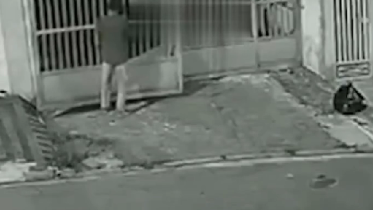 Furto inusitado: homem leva portão nos ombros em São Bernardo do Campo