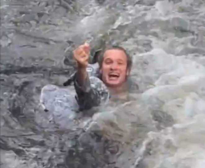 Amigo salva pedido de noivado à beira de cachoeira: aliança quase virou isca de peixe