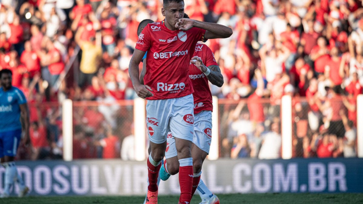 Vila Nova vai para o intervalo em vantagem sobre o Goiás no clássico
