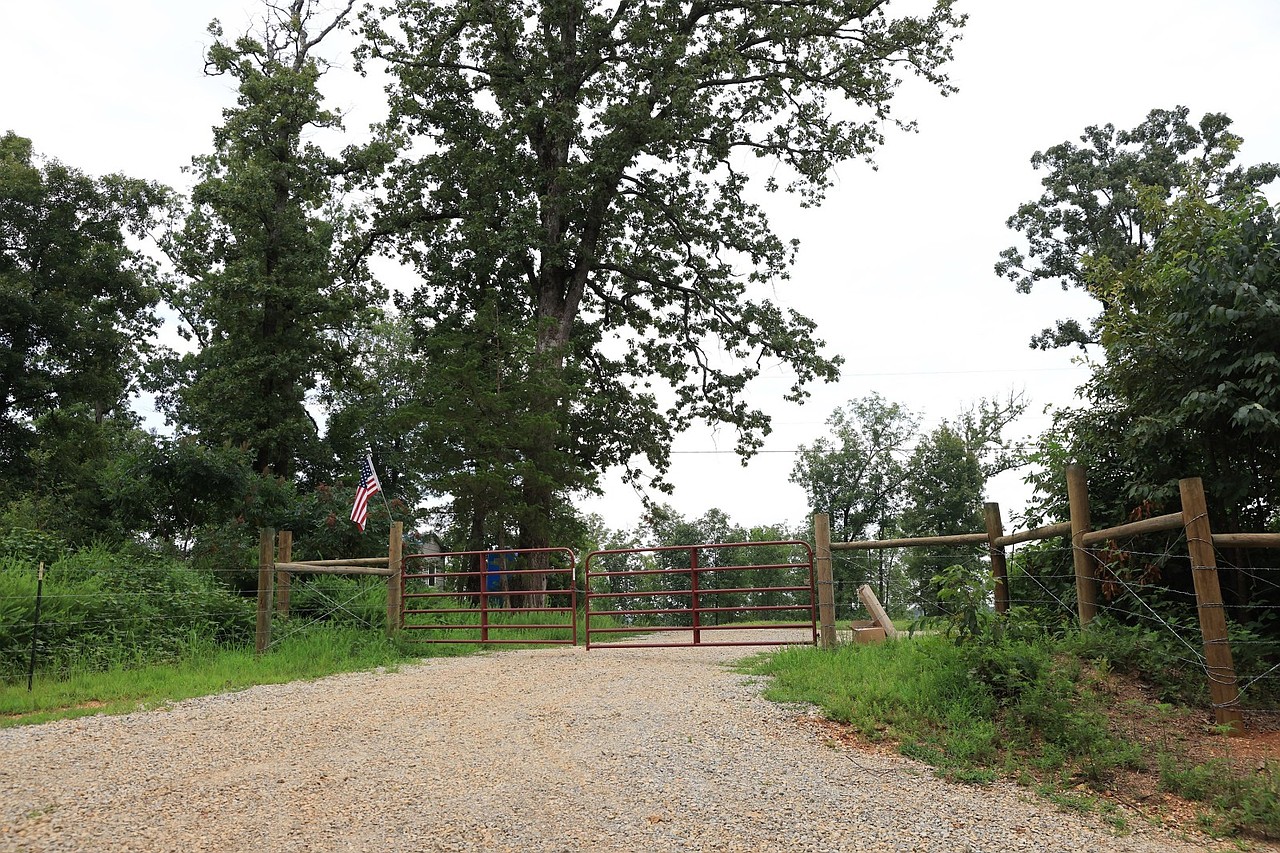 Entrada de um terreno nos arredores de Ravenden, Arkansas (EUA), pertencente ao grupo ‘Return to the Land | Foto: Gazette/Colin Murphey