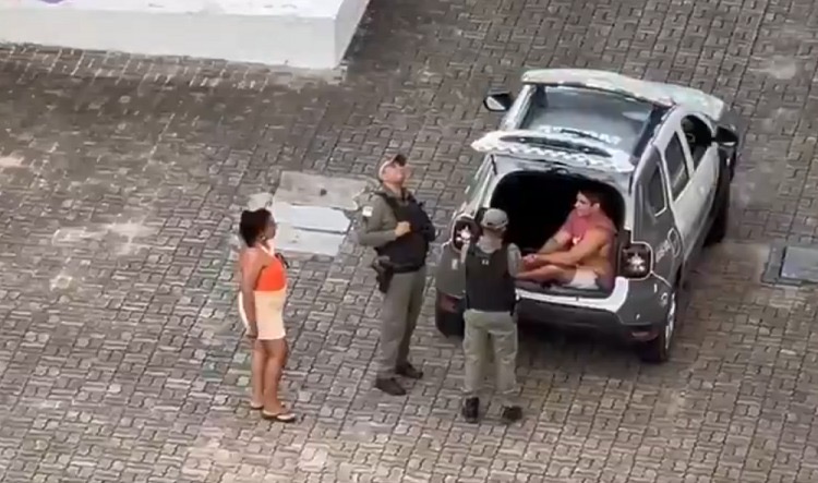 Homem que agrediu namorada com 61 socos diz ter sido espancado na cadeia e relata ameaças de morte