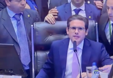 Motta retoma presidência da Câmara de bolsonaristas após tentar por 6 minutos