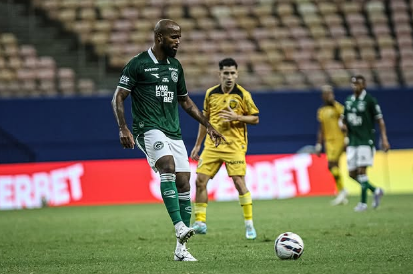 Tadeu perde pênalti, Goiás vacila contra lanterna e vê Coritiba colar na liderança