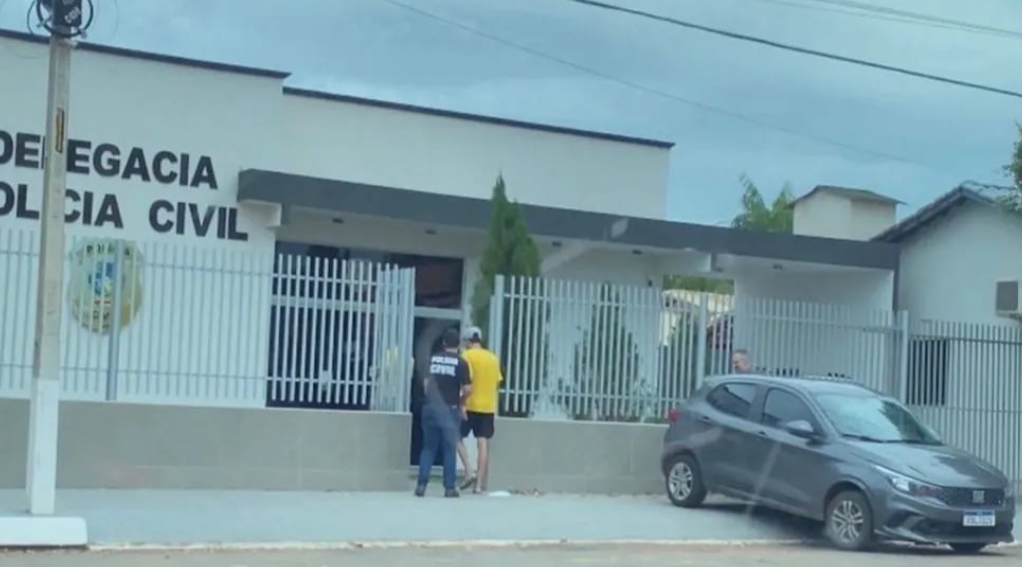 No local, os agentes localizaram porções de cocaína e maconha escondidas entre mercadorias