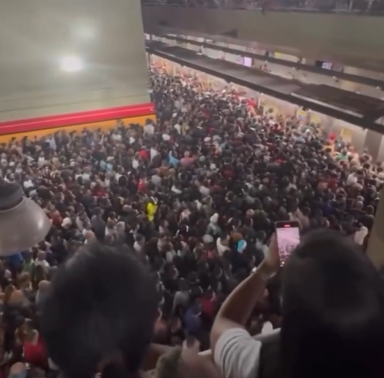 Metrô lotado mostra o impacto da “corrida dos ratos” na vida urbana