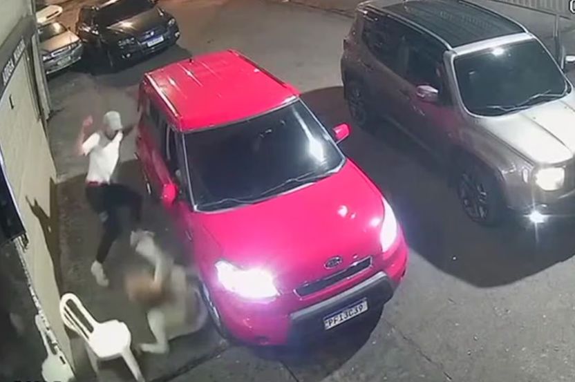 Imagens de câmeras de segurança registraram o momento em que a vítima se maquiava ao lado de um carro rosa