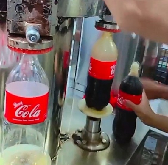 Nada de higiene, tudo improvisado, e o vídeo tá deixando todo mundo dividido | Foto: Reprodução
