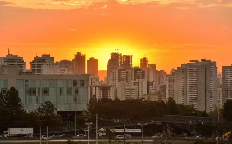 Tempo seco domina Goiás com máximas de 38 ºC nas regiões Norte e Oeste