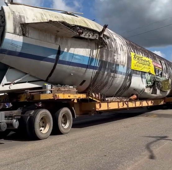Boeing 727 vira atração em Dom Pedro durante transporte no Maranhão