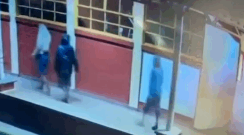 Durante a ação, os suspeitos danificaram portas, janelas e o sistema de monitoramento